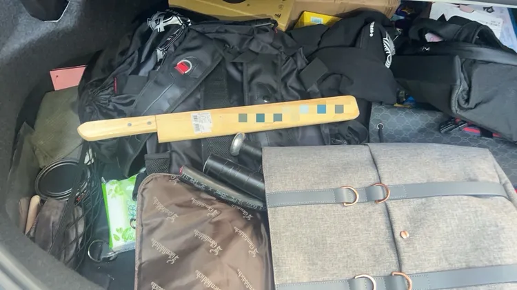 警方起獲用來砍人的西瓜刀。警方提供