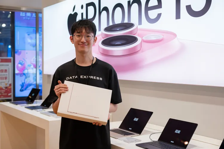 購Apple指定商品搭方案，MacBook電腦包、iPhone手機殼或防駭軟體隨心選。業者提供
