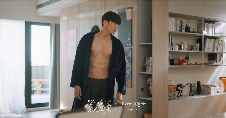 劉泯廷浴袍半開大秀肌肉，網驚呼：荷爾蒙爆發！GagaOOLala提供