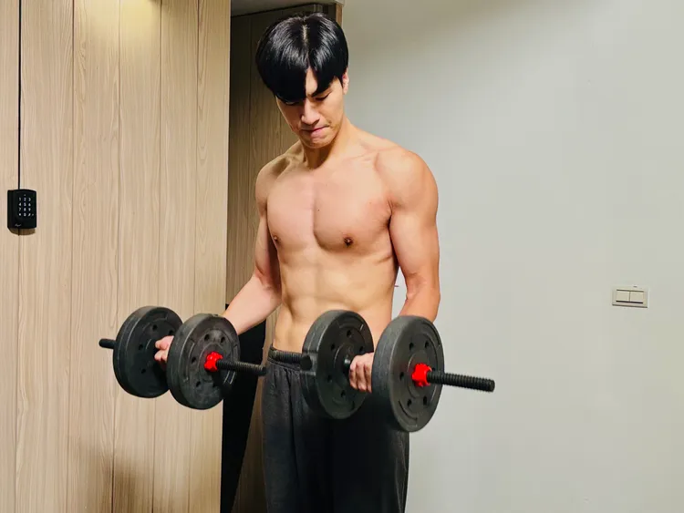 劉泯廷總是不忘把握時間鍛鍊，做好「充血」準備，只為給粉絲最好的一面。GagaOOLala提供