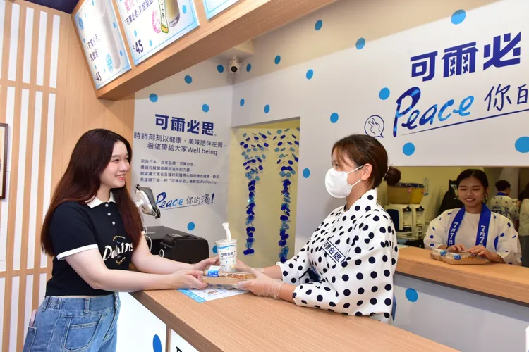 店員披上日式服裝以「いらっしゃいませ (歡迎光臨)」元氣滿滿迎接消費者。業者提供