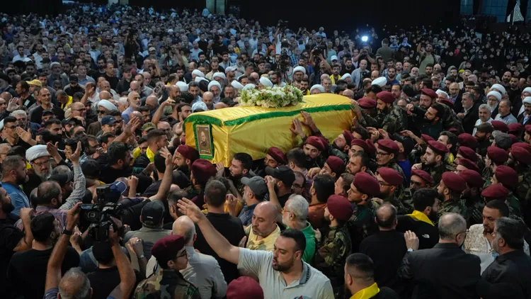 黎巴嫩真主黨戰士們在喪禮上哀悼指揮官納瑟。美聯社