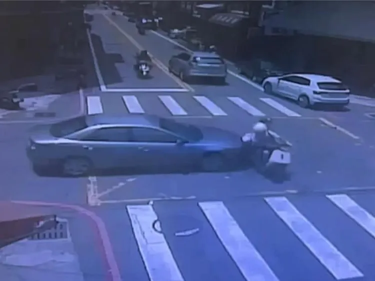 彰化市這處路口，轎車、機車發生擦撞。翻攝照片