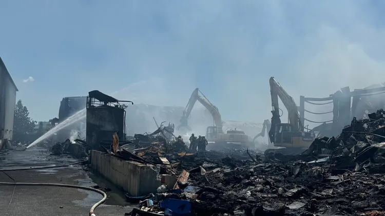 現場殘火處理。桃園市消防局提供