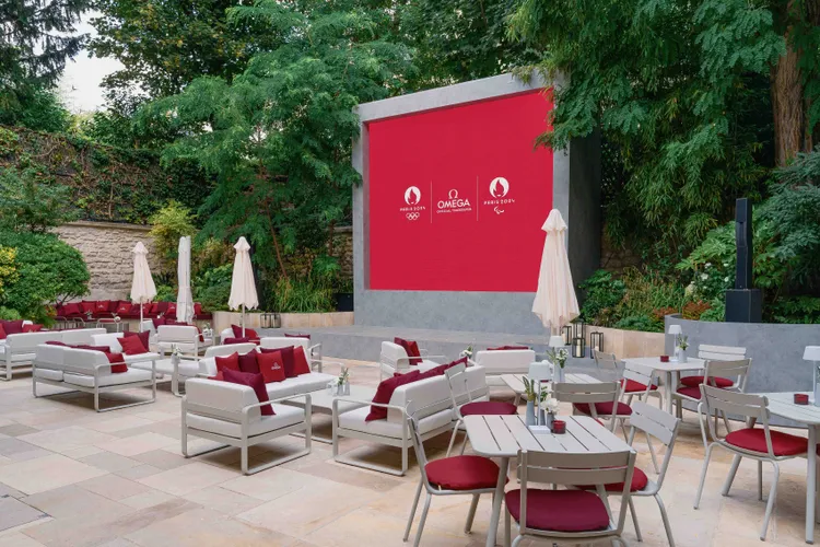 OMEGA House設置有舒適座位區和大螢幕供欣賞進行中的奧運賽事。品牌提供