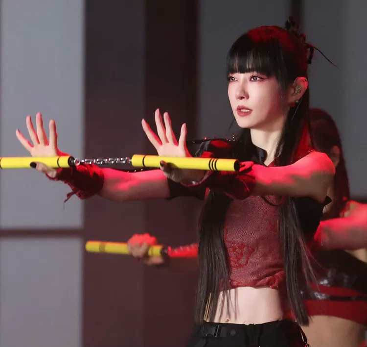 謝金燕快嘴饒舌與表演雙截棍，非常吸睛。翻攝謝金燕微博