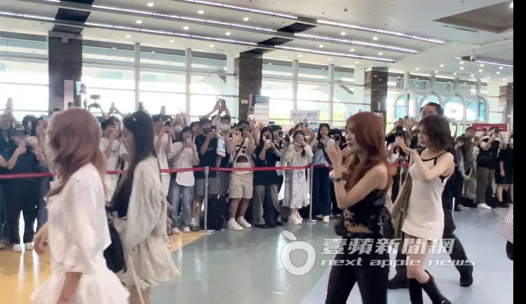 Wendy（右起）、Seulgi走在最後。陳薇安攝