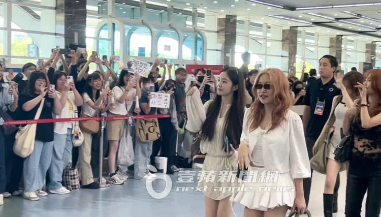 Irene（左）、Yeri曬美腿。陳薇安攝