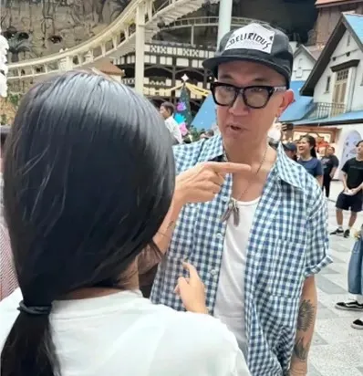 具俊曄與大S女兒小玥兒在韓國遊樂園互動融洽。翻攝沙拉醬iam的小紅書