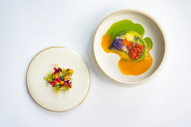 以花園的概念，精選十二種當季蔬果製成晶凍。以櫛瓜圍成的一方天地，包含甜椒黑蒜田菜根及堅果等，並且將西瓜榨汁，用分子料理的手法做成一顆顆晶球。加入胡椒細熬的湯汁，襯托蔬食的天然甜味。業者提供