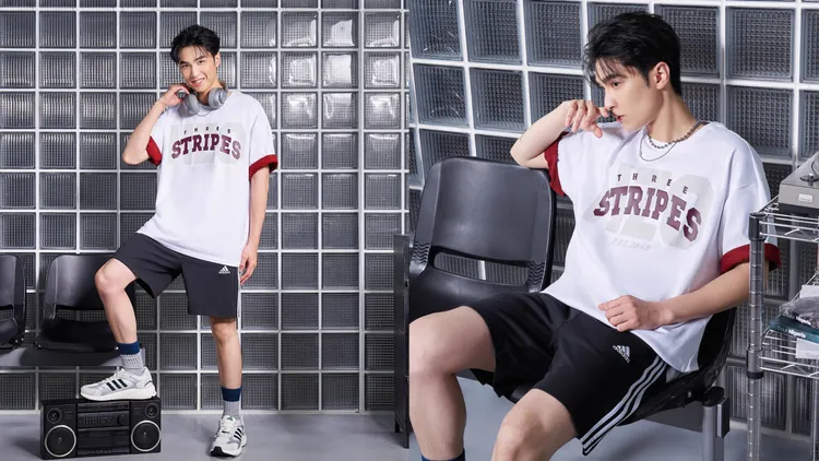 男版短袖T恤將90年代的復古字型設計搭配寬鬆版型。品牌提供