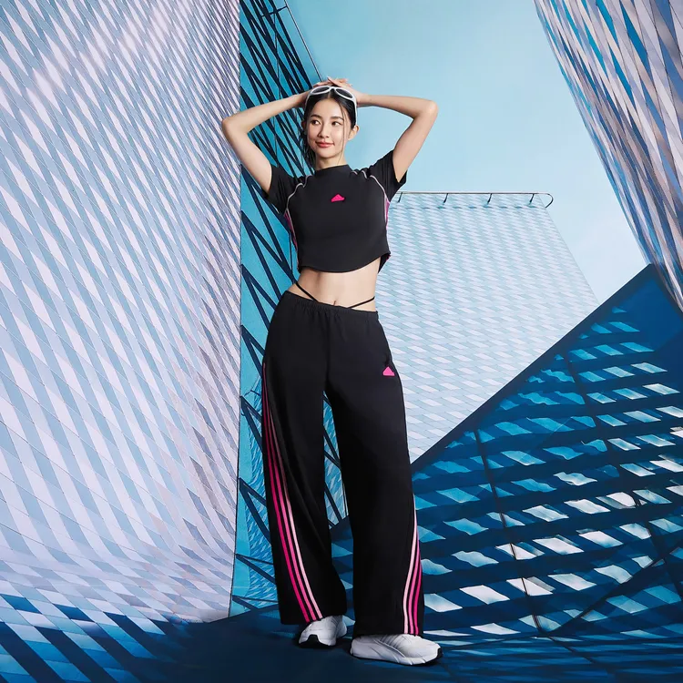 透過「上窄下寬」的組合秀出小蠻腰以及修長身形。品牌提供