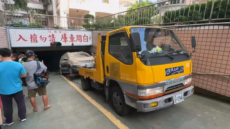 淹水汽車路續拖出。議員張博洋提供