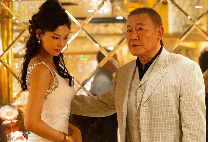 西內麻里亞（左）在《AV帝王2》飾演酒店小姐，被迫委身黑道老大國村隼。翻攝mariya_nishiuchi_official IG