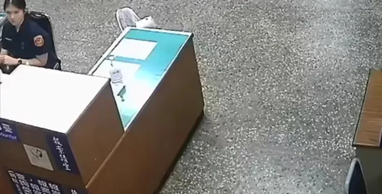 值班台警員聽聞聲響後外出查看。警方提供