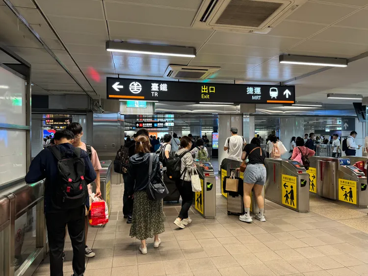 高鐵出入口閘門。壹蘋新聞網攝