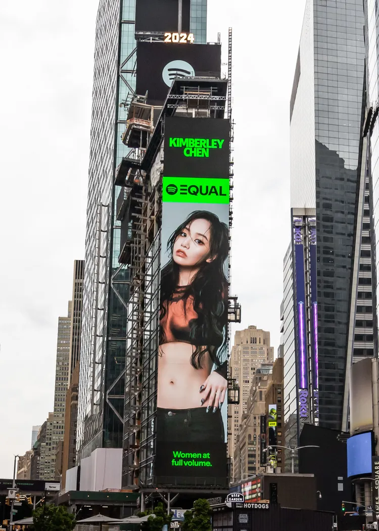 陳芳語照片登上紐約時代廣場大樓看版。華風數位提供