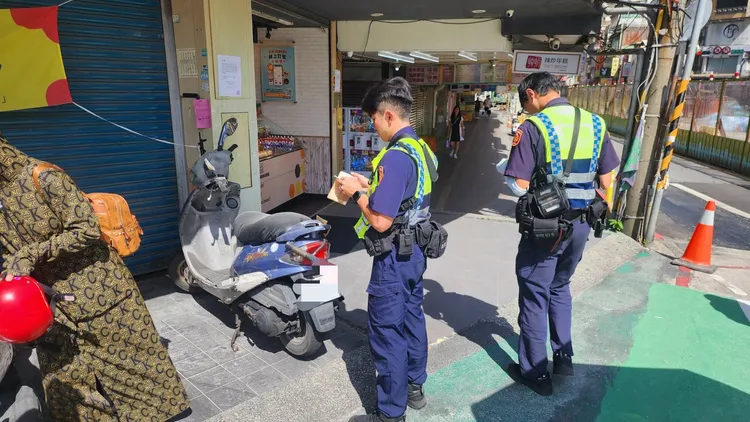 警方取締違停車輛。中壢警分局提供