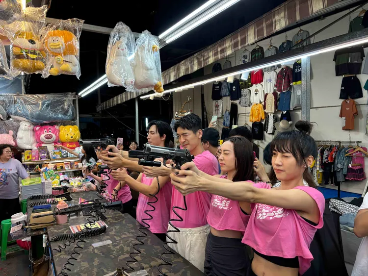 林映彤（右起）、席惟倫、涂善存和黃宏軒在高雄瑞豐夜市PK玩射氣球。星映電影提供