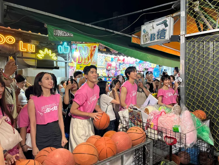 席惟倫（左起）、涂善存、黃宏軒、林映彤在高雄瑞豐夜市分成兩隊PK投籃。（圖／星映電影提供）