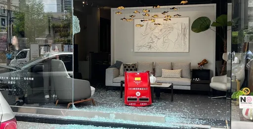 北市驚悚車禍！8旬翁衝撞騎樓　「郵筒噴飛」砸碎店家整片玻璃