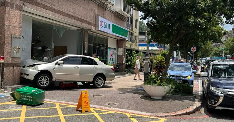 小客車衝上騎樓將郵筒撞飛。網友Sam Fang提供