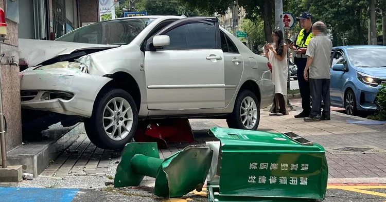 小客車衝上騎樓。網友Sam Fang提供