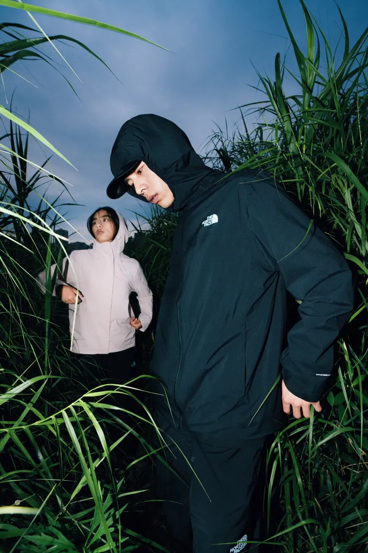 輕軟彈性外套相當適合戶外活動時攜帶。品牌提供