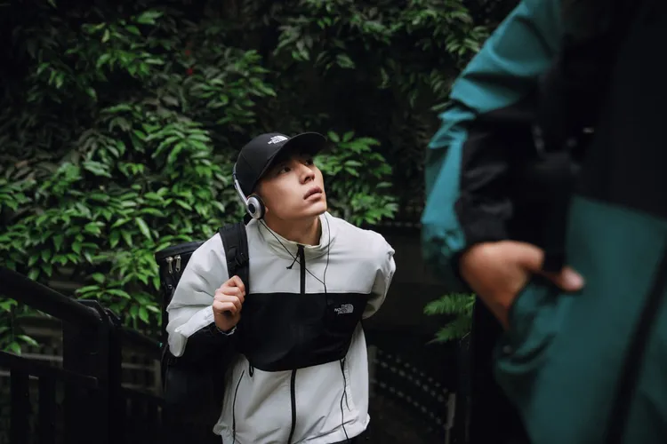 輕量防風外套具有強力防風性能。品牌提供