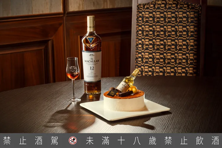 「麥卡倫x Lawry's勞瑞斯提拉米蘇」，其以「麥卡倫雙雪莉桶12年」取代傳統咖啡香甜酒及蘭姆酒，極簡外型搭配威士忌酒瓶與金色巧克力球裝飾，體現父親深摯溫暖的愛。業者提供