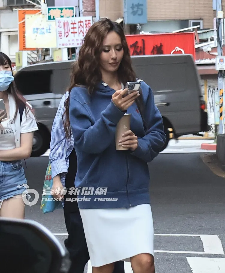 薔薔手機不離身。特勤中心攝