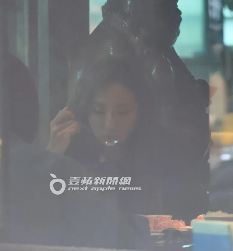 薔薔可以眼睛直盯手機喝湯，神乎其技。特勤中心攝