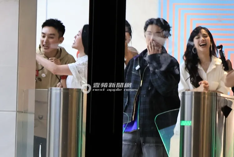 派翠克在旁被小S逗笑。特勤中心攝