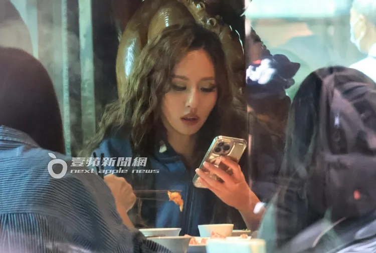 薔薔邊吃鍋邊滑手機。特勤中心攝