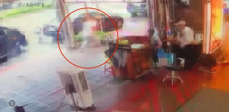 吳明達負傷奔逃，未被槍手追擊。翻攝畫面