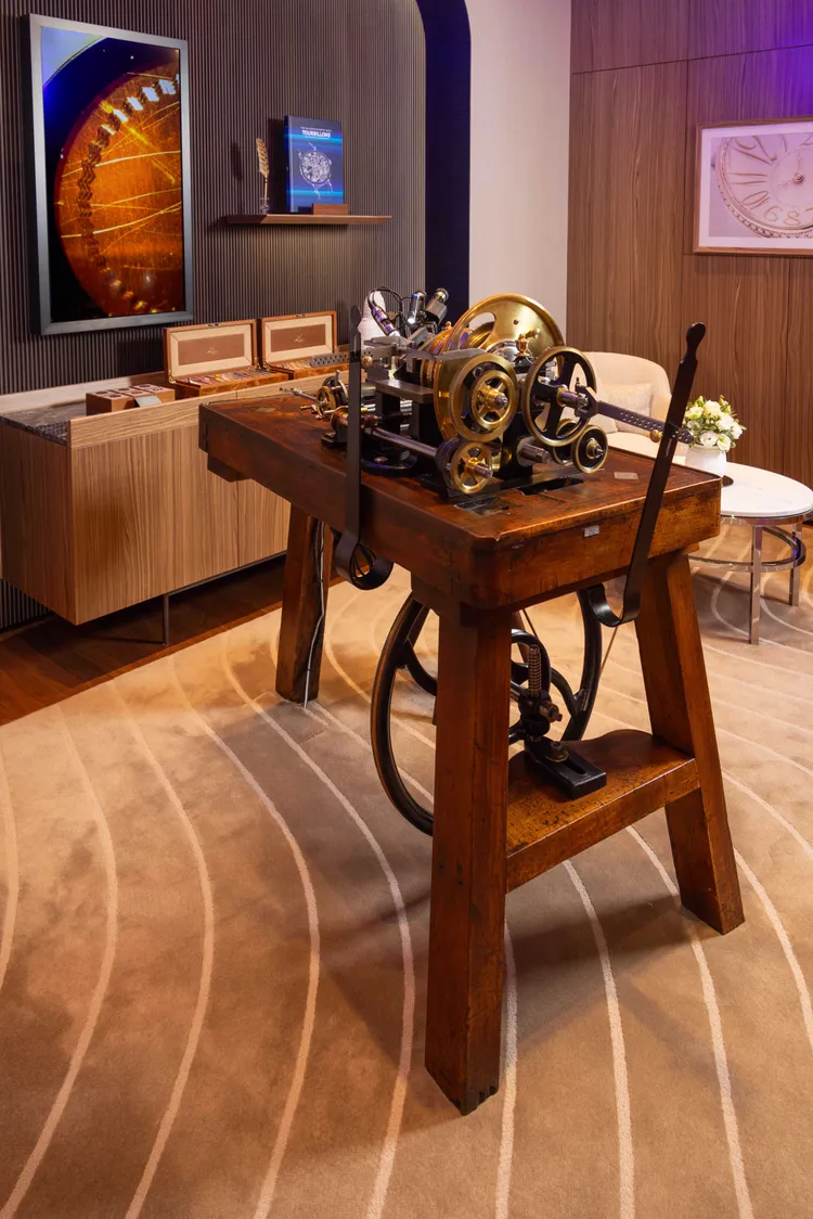 全球8台之一的古董雕花車床，從瑞士空運來台於此店面展出。品牌提供