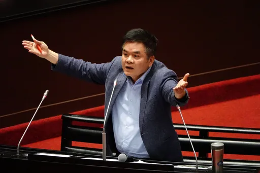 莊瑞雄在立院抽加熱菸被抓包 網友全問號:不是不合法?