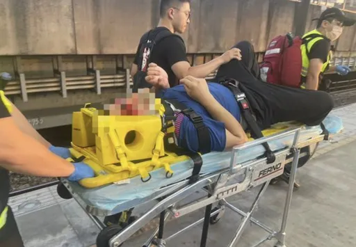 台鐵浮洲站男子月台暈倒落軌　頭部撞擊出血被救起送醫