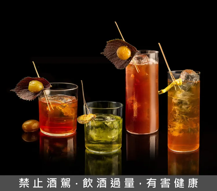 上菜夢時代店特與亞洲50大酒吧TCRC獨家聯名，專為櫻桃片皮鴨特製調酒。業者提供