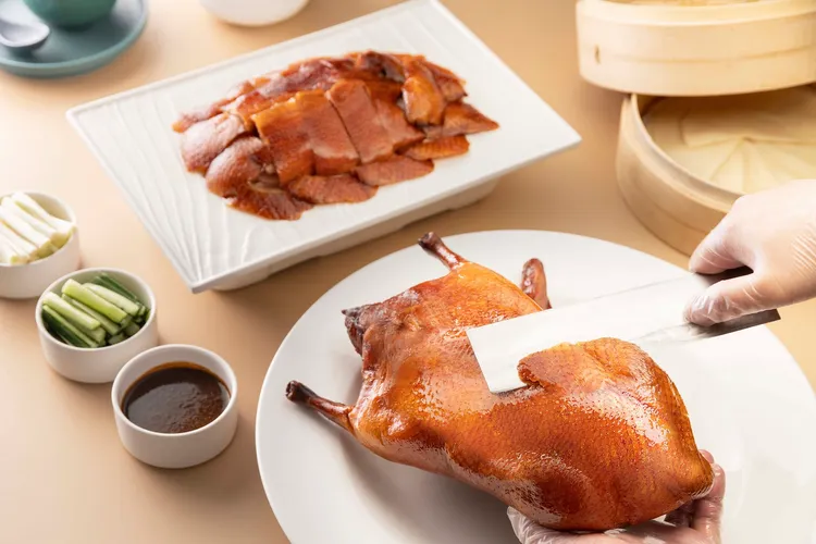 即烤櫻桃片皮鴨。業者提供