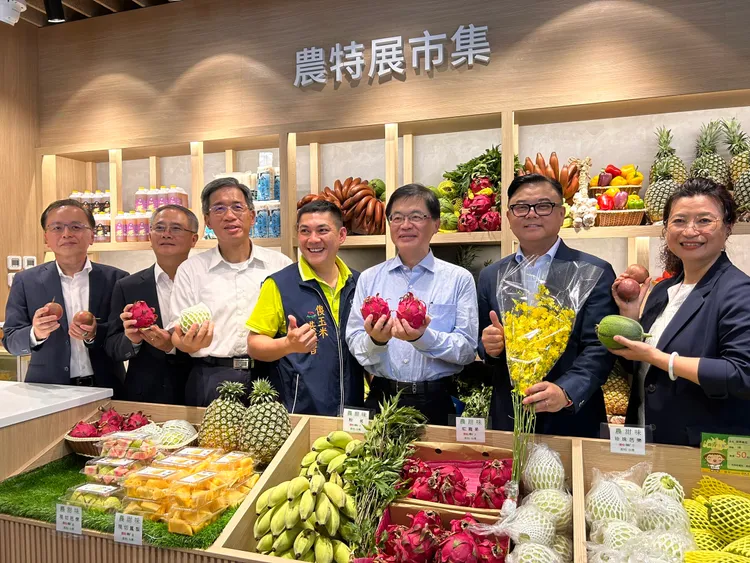 東草屯休息站規劃設有特產專區。高公局提供