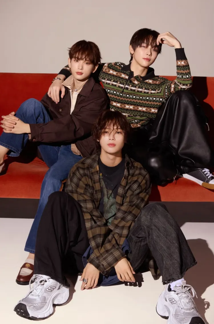 王奕翔（後排右）與隊友K（前）、HARUA最近受訪提到台灣。翻攝日版《ELLE》