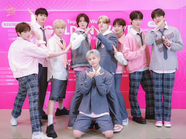 王奕翔（後排右二起）的父母當時準備許多台灣小吃給&TEAM品嘗，EJ最喜歡蚵仔煎、MAKI愛大腸包小腸。翻攝GOLDEN WAVE