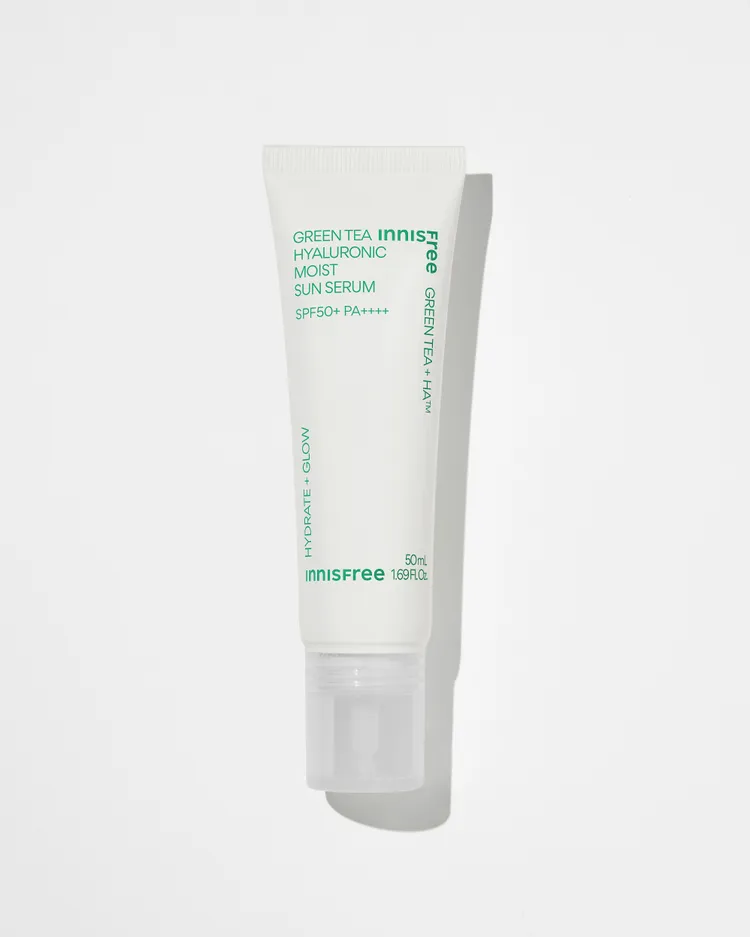 INNISFREE綠茶玻尿酸保濕防曬精華（SPF50+ PA++++），50ml／780元。品牌提供