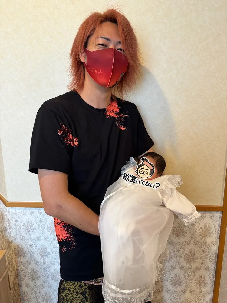 峯岸南老公Tetsuya開心抱著剛出生的女兒。翻攝TO_TETSUYA X
