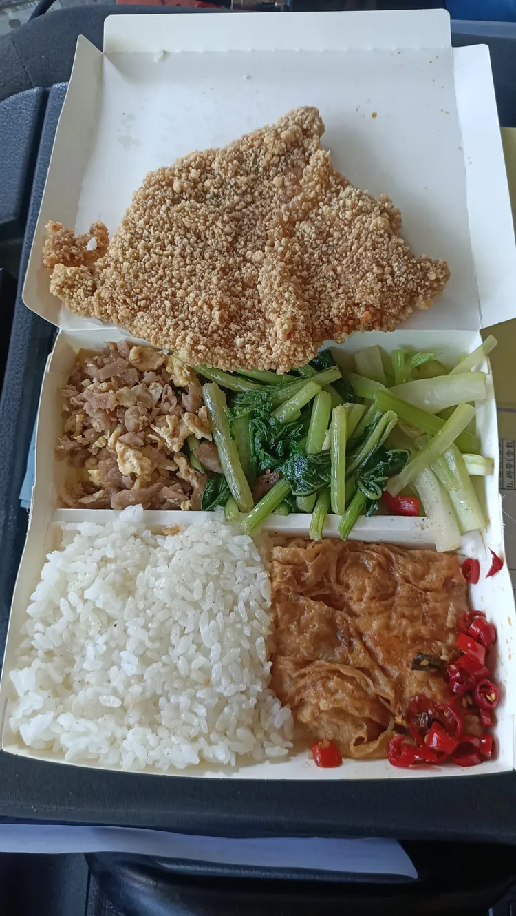 網友分享排骨便當只要一個銅板價格。翻攝「●【爆廢公社】●」臉書