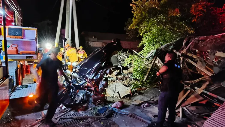 賓利車撞毀警消前往救援受困車內的男子。民眾提供