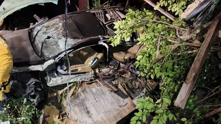 賓利車撞橋墩幾乎全毀。民眾提供