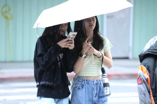 最新颱風形成機率！7縣市高溫可破36℃　午後雷雨「全台濕1週」