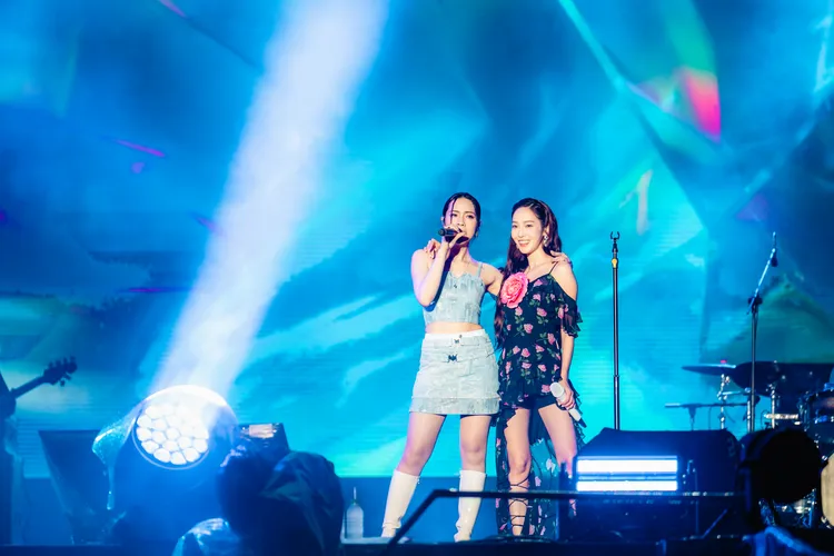 Jessica（右）與告五人合唱《好不容易》。寬寬整合行銷提供